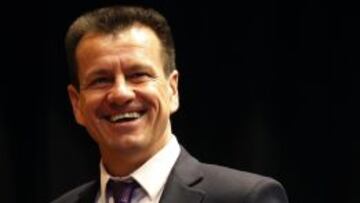 El entrenador de Brasil, Dunga, llega para la rueda de prensa de su primera lista convocatoria.