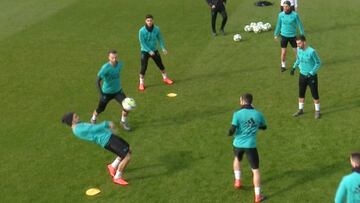 Isco se despistó, no le dio tiempo a controlar... ¡y al suelo!