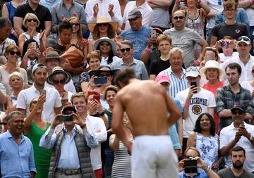 El tenista español Rafa Nadal es fotografíado por los espectadores tras ganar al kazajo Mikhail Kukushkin en el torneo de Wimbledon. 
 