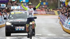 El ciclista noruego Alexander Kristoff, del Intermarche Wanty-Gobert Materiaux, celebra su victoria en solitario en el GP Escalda de 2022.