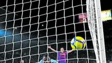 <b>IMPARABLE. </b>Zlatan Ibrahimovic celebra con los brazos en alto su gol de penalti ante la horrorizada mirada de Carlos Kameni.