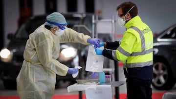 Una enfermera y un m&eacute;dico recogen una muestra para realizar el test de coronavirus.