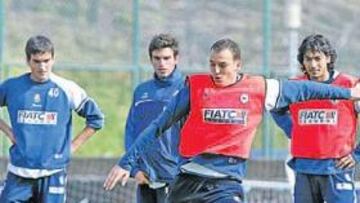 <b>AFINA LA PUNTERÍA. </b>Darko Kovacevic dispara a puerta durante el entrenamiento de ayer.
