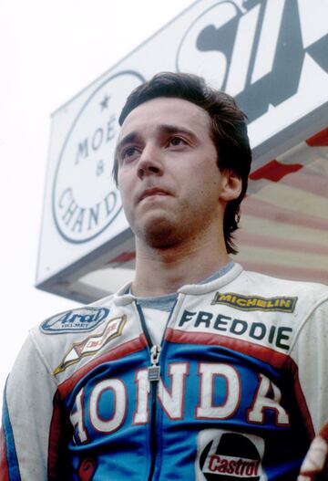 (20 de diciembre de 1961). Campeón de 250cc en 1985 y de 500cc en 1983 y 1985, durante más de 30 años Freddie Spencer ha presumido de ser el piloto más joven en ver la bandera a cuadros antes que nadie en el Mundial. El estadounidense recabó esta proeza con 20 años y 196 días en su segunda temporada con Honda en el Gran Premio de Sudáfrica 1983 tras derrotar en el trazado de Kyalami con gran superioridad a Kenny Roberts y Ron Haslam, un año donde Spencer, además, conquistó su primer título en la máxima categoría con la fábrica del ala dorada gracias a cinco victorias más en Francia, de las Naciones, España, Yugoslavia y Suecia. 