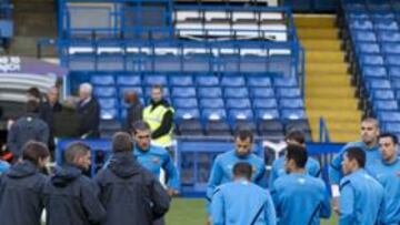 <b>LLOVIÓ AYER Y LLOVERÁ HOY. </b>La plantilla del Barcelona se ejercitó ayer en Stamford Bridge. En la sesión llovió y la previsión para hoy es que se repita horas antes de que se inicie el choque.