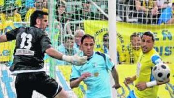 <b>REMONTADA. </b>Ormazábal y Toedtli le dieron la victoria al Cádiz aunque el Lucena se adelantó gracias a un gol de Ortiz.