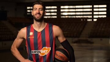 Baskonia presenta sus tres equipaciones para el nuevo curso