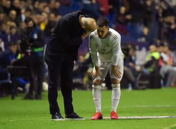 Durante el encuentro frente al Levante el jugador belga sufrió una fisura en el peroné distal derecho.