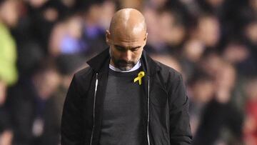 Guardiola con el lazo amarillo. 