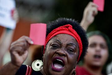 Una multitud se han manifestado frente a la Embajada de España en Brasilia, capital de Brasil, para denunciar el racismo con motivo del 'Caso Vinicius'.