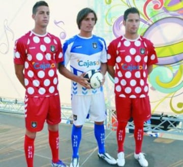 Esta camiseta desató la polémica entre los hinchas del Recreativo de Huelva en la temporada 2013/2012.