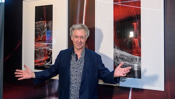 BILBAO, 23/07/2024.- El artista Dario Urzay posa este martes durante la inauguración en el estadio de San Mamés de la exposición de su serie 'Shoot Strokes', dedicada a la última Copa del Rey ganada por el Athletic Club de Bilbao. EFE/Javier Zorrilla