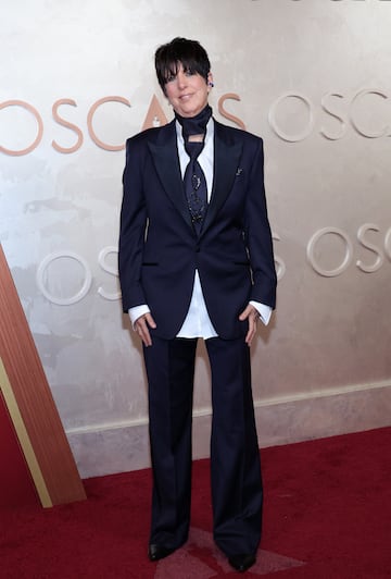 Diane Warren posa en la alfombra roja del Dolby Theatre.