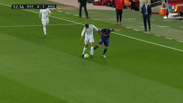 Falta clara de Suárez en el 2-1