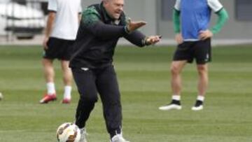 Pepe Mel da instrucciones a sus jugadores durante un entrenamiento.
