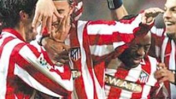 <b>PIÑA</b>. Ibagaza, Musampa y Nikolaidis abrazan a De los Santos por su primer gol rojiblanco. El griego consiguió el tanto de la tranquilidad.