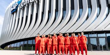 Los jugadores del Bayern posan delante de su nuevo pabell車n, el flamante SAP Garden.