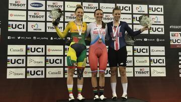 Alexandra Goncharova, en el podio de la Copa del Mundo de Ciclismo en Pista de Milton de 2018.