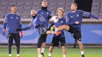 Keylor Navas, Benzema, Cristiano, Modric y Kovacic, durante el entrenamiento previo al Real Madrid-América del Mundial de Clubes.