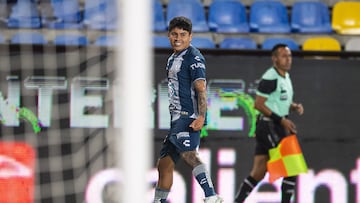 Javier Eduardo López festeja su gol con el Pachuca.