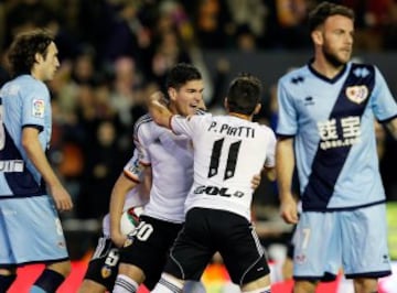 Los jugadores del Valencia celebran el 2-3.