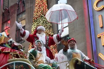  Santa Claus cierra llega al desfile en su trineo