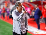 TIJUANA, MEXICO - OCTOBER 4: Head coach Juan Carlos Osorio of Tijuana celebrates after the 11th round match between Tijuana and Pachuca as part of the Torneo Apertura 2024 Liga MX at Caliente Stadium on October 4, 2024 in Tijuana, Mexico. (Photo by Gonzalo Gonzalez/Jam Media/Getty Images)