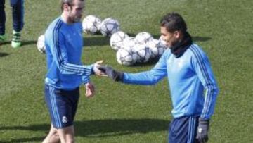 Bale, en el entrenamiento de este lunes con Casemiro.