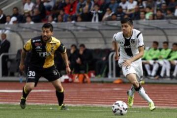 Cristián Gutiérrez de Colo Colo disputa la pelota con Ángel Rojas de Coquimbo.