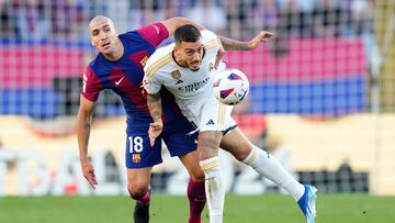 BARCELONA, 28/10/2023.- Joselu, delatero del Real MAdrid (d) disputa una posesi¨®n ante Oriol Romeu (i) centrocampista del FC Barcelona durante el partido de LaLiga que enfrenta al FC Barcelona y al Real Madrid este s¨¢bado en el Estadio Ol¨ªmpico Llu¨ªs Companys de Barcelona. EFE/ Siu Wu