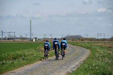 Landa, Nairo y Valverde ruedan en la 'trampa' de pavés del Tour