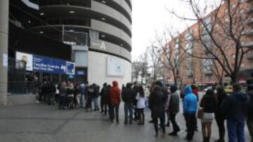 Colas de seguidores en el Santiago Bernab&eacute;u.