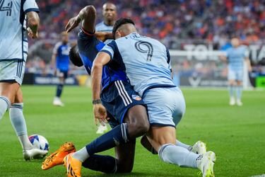 Alan Pulido es suspendido dos juegos de Leagues Cup, no va contra Chivas