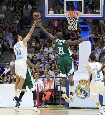 Gustavo Ayón y James Gist.