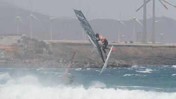 Iballa Ruano y Sarah-Quita durante la semifinal de la eliminatoria simple femenina de Olas en la Copa del Mundo PWA de Gran Canaria 2023. 