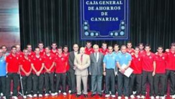 <b>DE LA MANO. </b>Los miembros de la plantilla, cuerpo técnico y el presidente del Tenerife y CajaCanarias posan en la sede de la entidad crediticia.