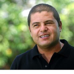 Daniel ‘Travieso’ Guzmán alza la mano para dirigir el Tricolor