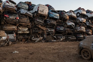 Los automóviles dañados se almacenan en las afueras de Paiporta mientras la zona se recupera de las inundaciones generalizadas de la semana pasada el 9 de noviembre de 2024 en el municipio de Paiporta, cerca de Valencia, España.