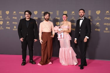 Jorge Acosta, David Castro González, Carla Pereira y Álvaro Díaz a su llegada a los Premios Goya.