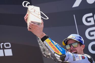 El piloto español Alex Márquez, del BK8 Gresini Racing MotoGP, segundo clasificado, celebra en el podio tras la carrera de MotoGP del Gran Premio de Aragón.