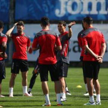 DEBEN HABLAR EN EL CÉSPED. Constantin Galca, dando instrucciones en el entrenamiento del domingo; el técnico y los jugadores están obligados a reaccionar cuanto antes.