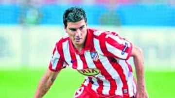 Reyes controla un balón