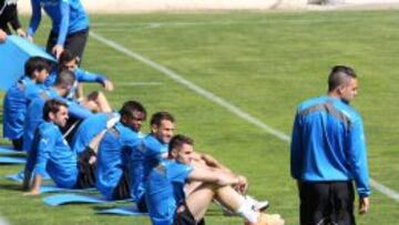 LOS LUNES AL SOL. Los titulares del Espanyol ante el Almería, ayer, tras ejercitarse y observando el partidillo entre suplentes.