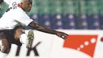 <b>ATACADO. </b>Djibril Cissé sufrió insultos racistas en el partido ante el CSKA del pasado miércoles.