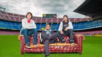 Los tres skaters en el Camp Nou, sentados c&oacute;modamente en el c&eacute;sped del estadio