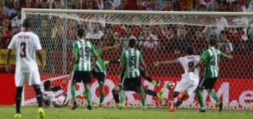 1-0. Mercado anotó el primer gol.