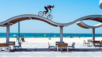 Kriss Kyle montando en BMX por el spot de un tejado de Dub&aacute;i.