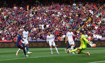 El delantero del Barcelona Raphinha marca el 4-2 al Real Madrid. 