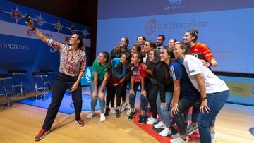 Amaya Valdemoro se hace una fotografía junto a las jugadoras de los 14 equipos y Jorge Garbajosa.