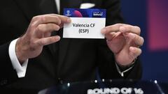 UEFA Champions League&#039;s ambassador Hamit Altintop holds the slip of Valencia CF during the UEFA Champions League football cup round of 16 draw ceremony on December 16, 2019 in Nyon. (Photo by Fabrice COFFRINI / AFP)